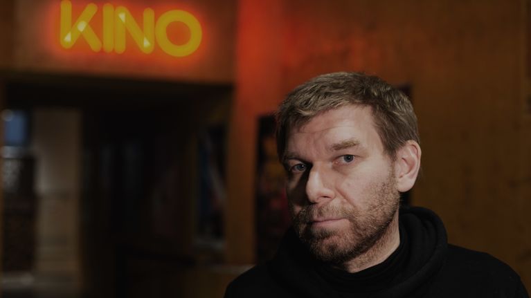 Kalle Kinnunen seisoo Korjaamo-kinon aulassa.