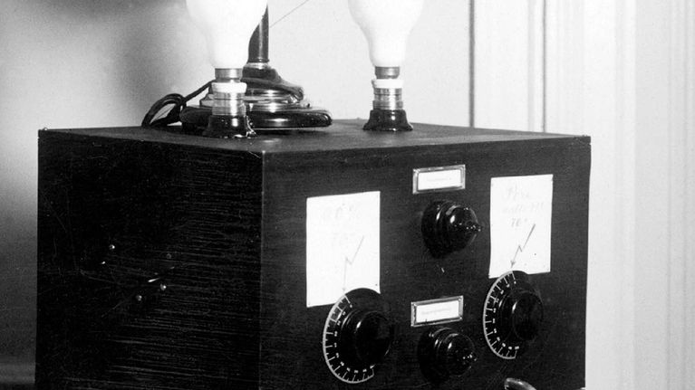 Radiovastaanotin 1920-luvulta.