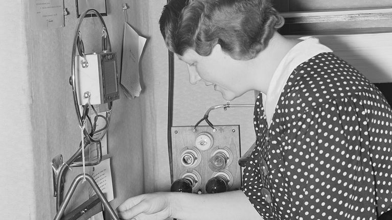 Työntekijä antaa aikamerkin
triangelilla Valtion Meteorologisella Keskuslaitoksella 1930-luvulla.