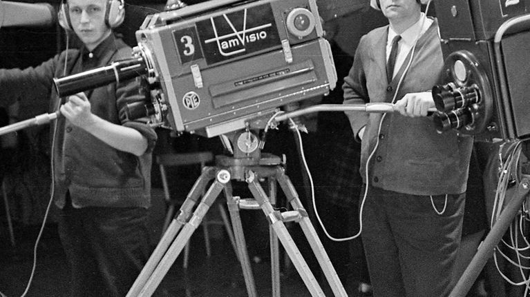 Kameramiehet (tv-kuvaajat) poseeraavat studiokameroiden vieressä 1965.