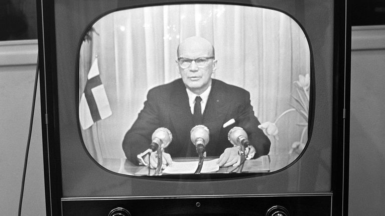  Televisiovastaanotin ja ruudussa (tv-ruutu) näkyy Presidentti Urho Kekkonen v. 1958.