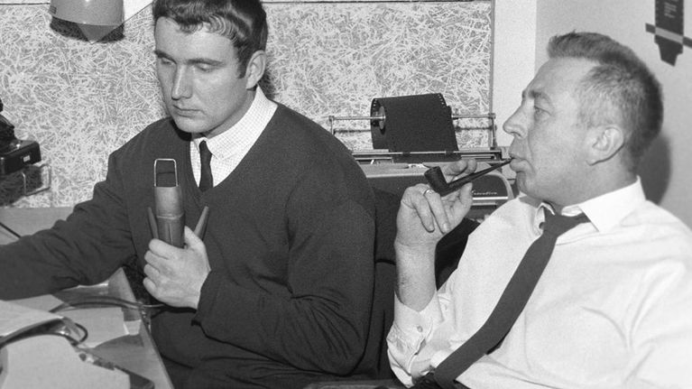 Toimittaja Lauri Toivola mikrofoni
kädessä ja Knud Möller (polttaa piippua) toimituksessa. 1965