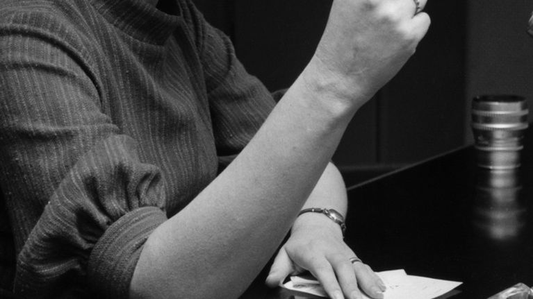 Toimittaja Liisa Laine työssä tv-studion ohjaamossa. 1968