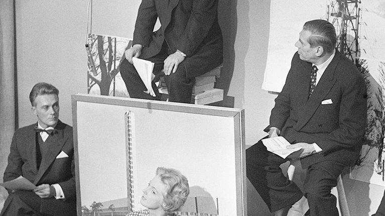 Studiossa, etummaisena kuuluttaja Teija Sopanen. 1958