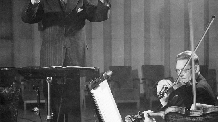Kapellimestari Toivo Haapanen johtaa Radio-orkesteria. 1930