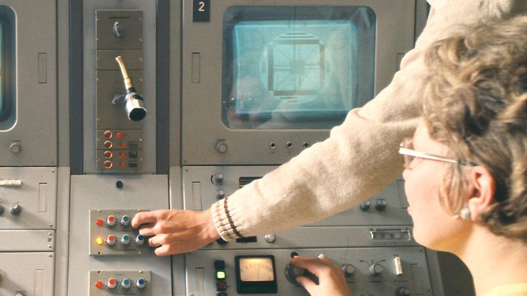 Mikseri Marja-Leena Ahvala ja värikameratarkkailua harjoittelemassa Reijo Vansen. 1970