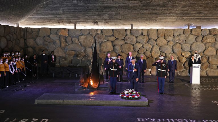 Presidentti Joe Biden kävi holokaustin uhreille omistetussa Yad Vashem -muistokeskuksessa Jerusalemissa 13.7.2022. 