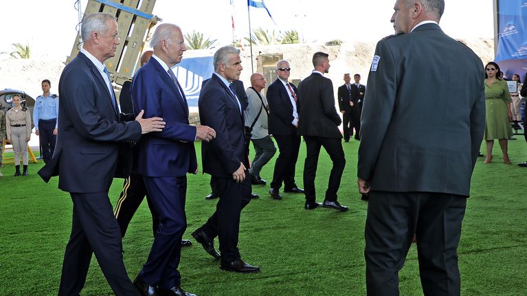 Presidentti Joe Bidenille esiteltiin Israelin Iron Dome -ohjuspuolustusjärjestelmää Ben Gurionin lentokentällä Tel Avivissa.