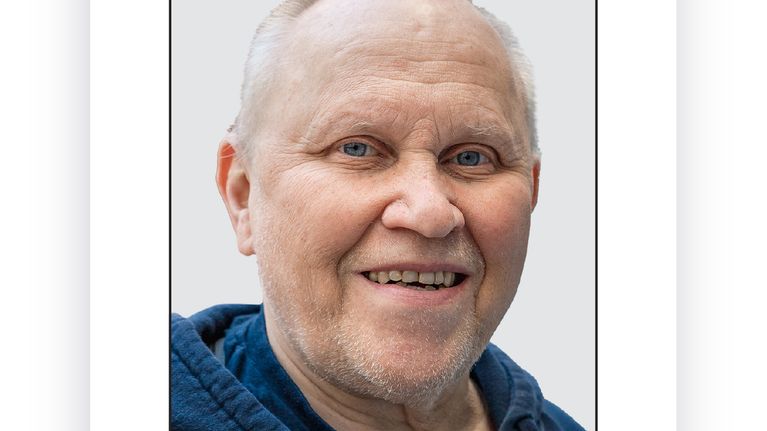 Pääesikunnan entinen apulaistiedustelupäällikkö Martti J. Kari opettaa nykyisin tiedustelua ja kyberturvallisuutta Jyväskylän yliopistossa. Kuva: Simo Pitkänen / Yle