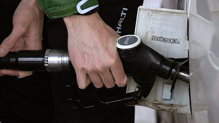 Mies tankkaamassa dieseliä.