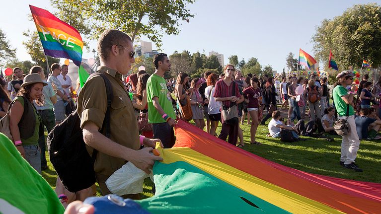Ihmisiä pride-kulkueessa.