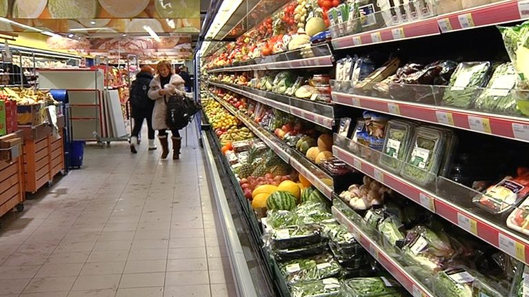 Asiakkaita ruokakaupassa.