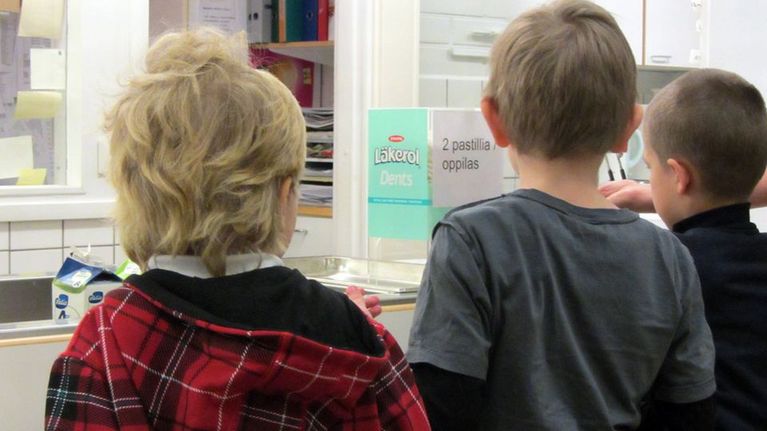 Takajärven peruskoululaiset ruokailujonossa.
