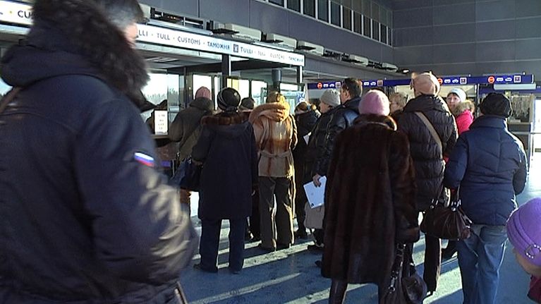 Venäläisiä jonottaa passintarkastukseen Nuijamaalla.
