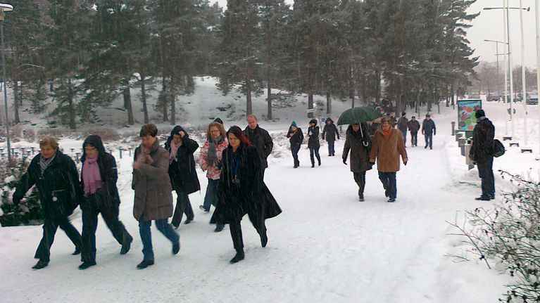 Nokian työntekijät kiiruhtavat tiedotustilaisuuteen Salohalliin.