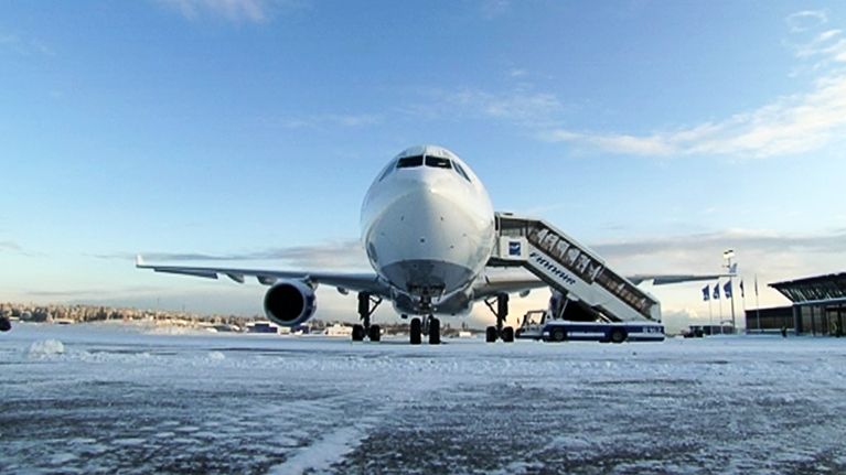 Finnairin Airbus pysäköityn' lentokentällä