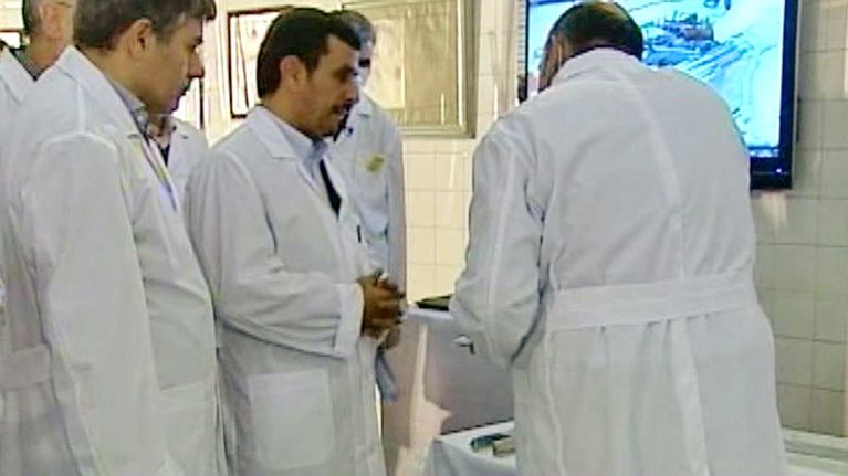 Iranin presidentti Mahmoud Ahmadinejad vierailulla Teheranin ydinreaktorilla.