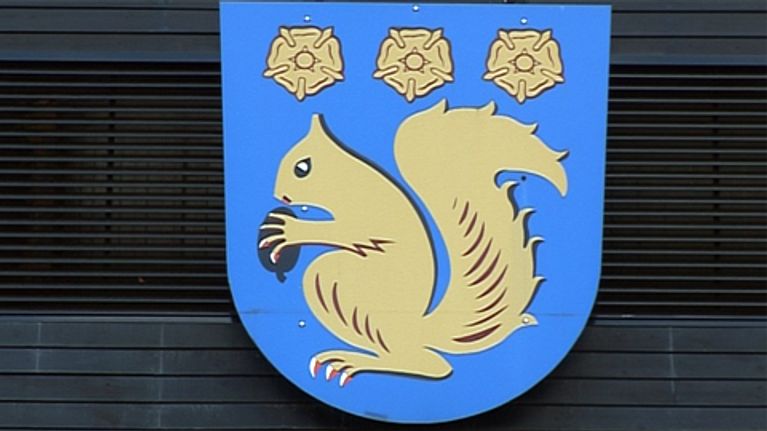 Kauniaisten vaakuna kaupungintalon seinässä