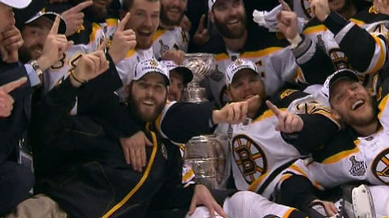 Boston Bruins juhlii Stanley Cupia.
