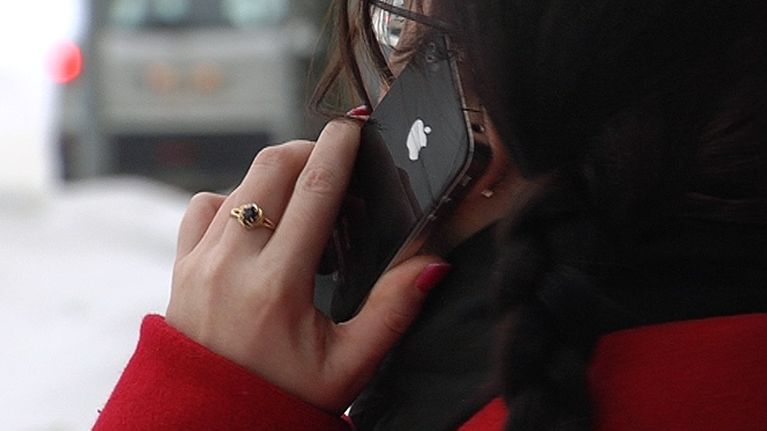 Nainen puhuu iPhoneen.