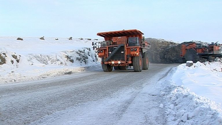 Kuorma-auto lähdössä louhintapaikalta Talvivaaran kaivosalueella.