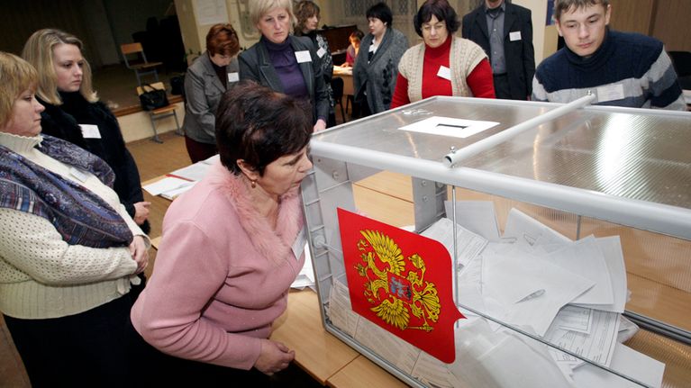 Vaalivirkalijat tyhjentävät vaaliuurnaa Smolenskissa.
