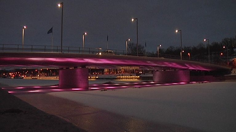 Turun Myllysilta iltavalaistuksessa.
