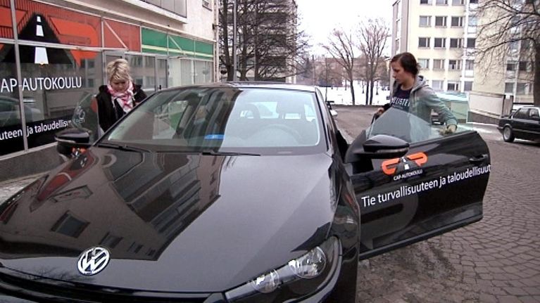 Autokoulunopettaja, auto ja oppilas