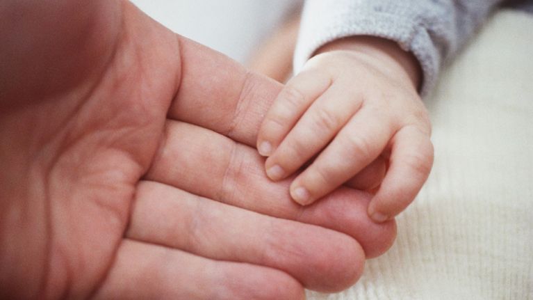 Vanhemmuutta on rajoitettu jo aiemmin Kiinassa. Lienee epätodennäköistä, että lapsien teko kiellettäisiin lailla, vaikka maapallo ylikansoittuisikin. Kuvassa vauvan käsi aikuisen kädessä.