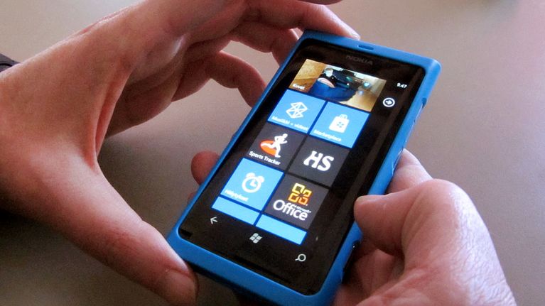 Nokia Lumia 800. Älypuhelin.