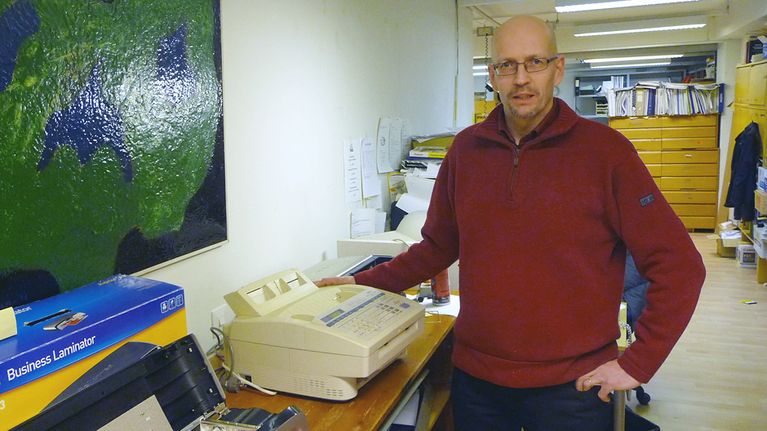 Myyjä Ilkka Vaittinen ja 90-luvun faxilaite. 