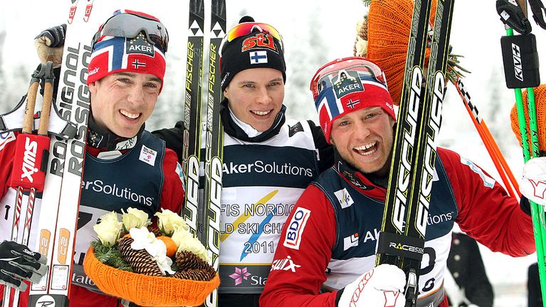 Matti Heikkinen maailmanmestarina keskellä. Vasemmalla Eldar Rönning, oikealla Martin Johnsrud Sundby.