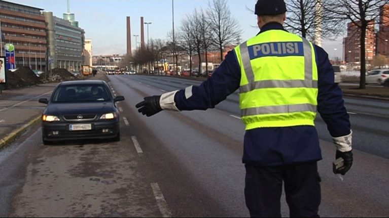 Liikennepoliisi pysäyttää auton.