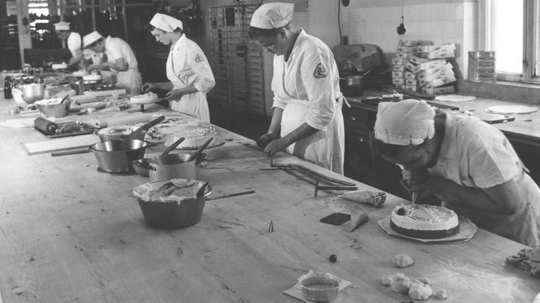 Naiset koristelevat kakkuja Linkosuon leipomolla