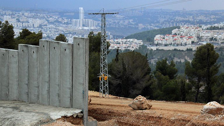 Osittain valmis Israelin rakentama turva-aita edessä päin näkyvän Gilon siirtokunnan ja Walajen palestiinalaiskylän välissä.