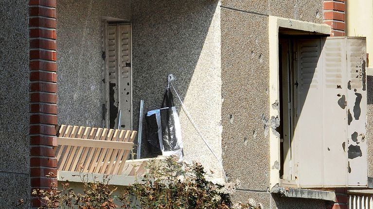 Luodinreiät näkyvät selvästi poliisin ja Mohamed Merahin välisen tulitaistelun jälkeen tämän asunnon ulkoseinissä ja ikkunanpielissä.