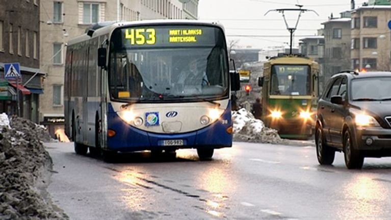 Linja-auto, raitiovaunu ja katumaasturi Helsingin Mannerheimintiellä.