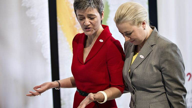 Tanskan ja Suomen valtiovarainministerit Margrethe Vestager ja Jutta Urpilainen keskustelivat ennen euroryhmän kokouksen alkua.