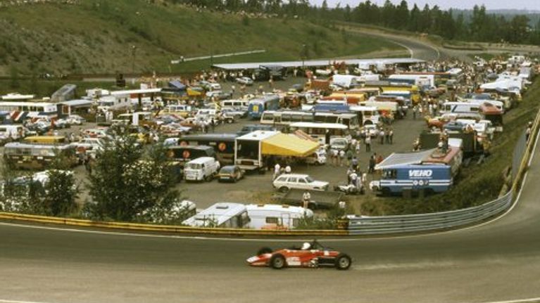 Ahveniston moottorirata 1983. Kilpa-ajot käynnissä. 