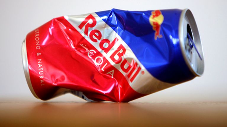 Rutistettu Red Bull-colajuoman tölkki.