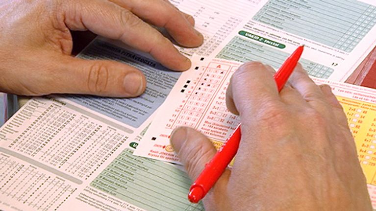 Yksi risti kaksi, pennit miljoonaksi - mies veikkaa - jos ei veikkaa, ei voi voittaa