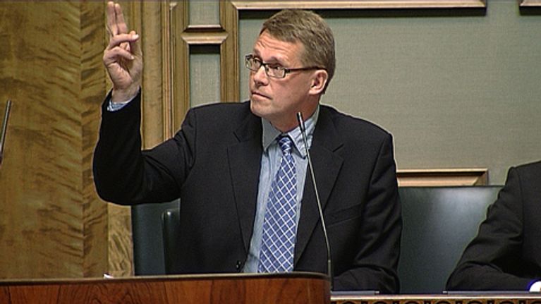 Matti Vanhanen pyytää puheenvuoroa eduskunnan puhemieheltä.
