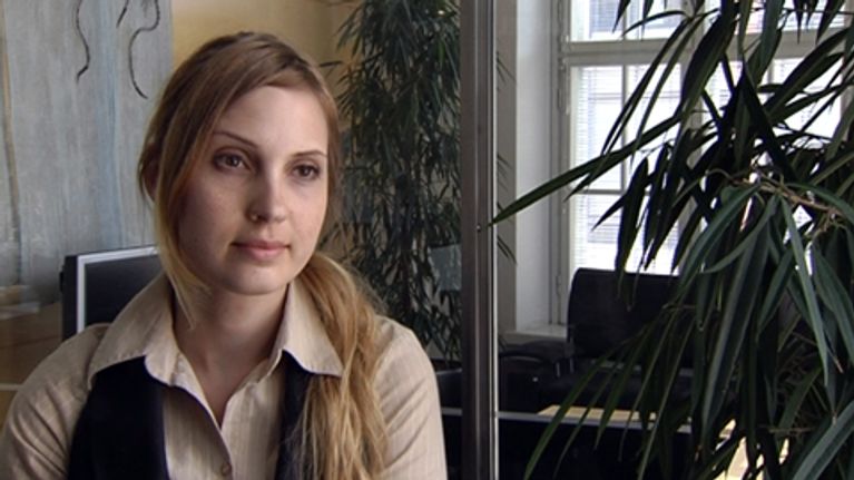 Tuotekehittelijänä työskentelevä Nina Hirvonen sai vuosien pätkätöiden jälkeen vakituisen paikan ja odottaa innolla lomaansa.