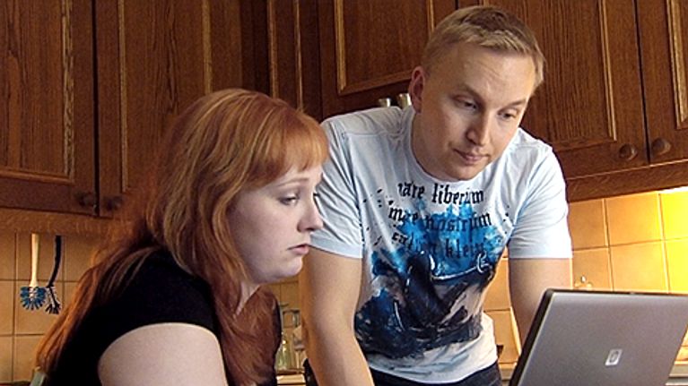 Jani ja Netta Haukinen keittiössään sylimikron ääressä.