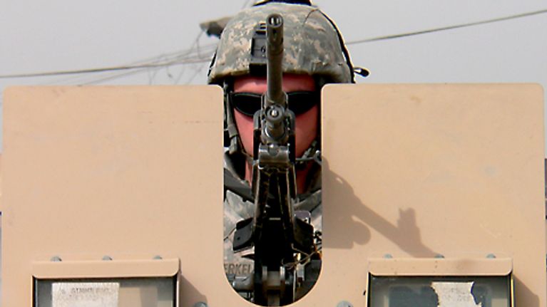 sotilas valvoi pommi-iskupaikkaa Humvee-ajoneuvossa