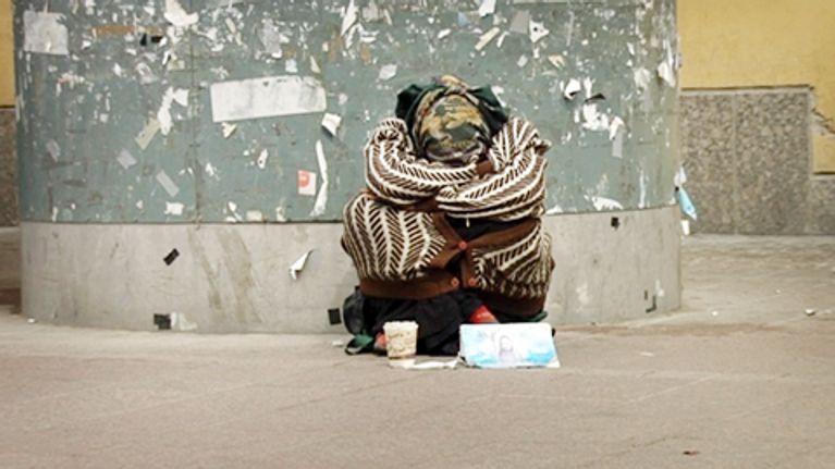Kerjäläinen Helsingin Narinkkatorilla. 