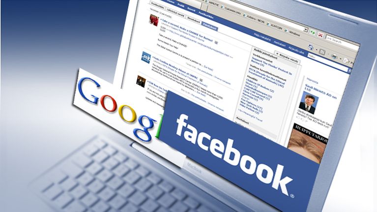 Kannettava tietokone ja Facebookin ja Googlen logot.