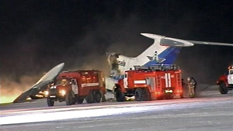 Räjähtäneen koneen kappaleita ja paloautoja lentokentällä