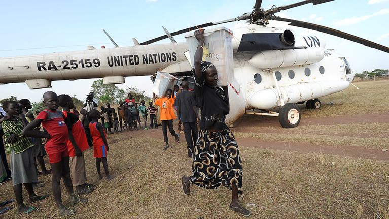 Vaaliuurnia kannetaan YK:n helikopterista Talissa, eteläisessä Sudanissa.