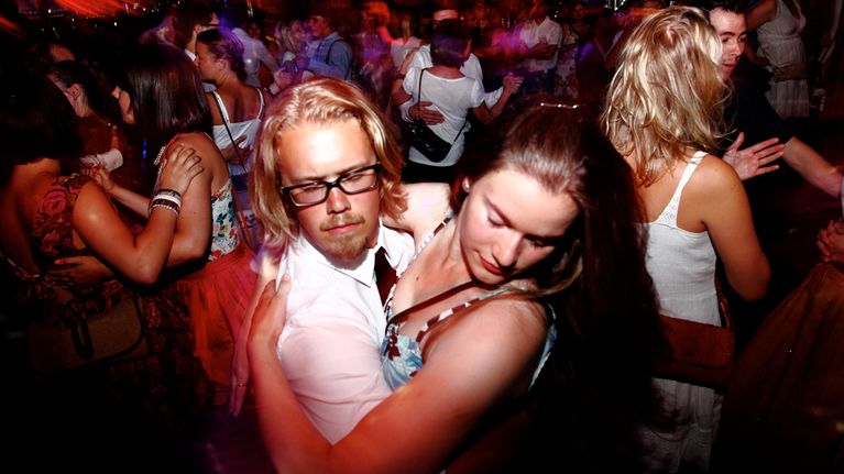 Ihmisiä We Love Helsingin tanssien pyörteissä.